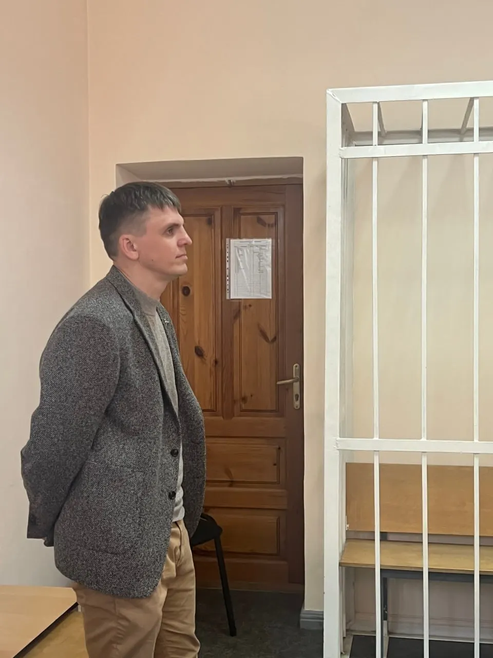 Мужчина вступил в спор с другой автоледи после попытки перестроиться, подошёл к её машине и шилом проколол колёса — суд назначил ему 10 суток ареста.