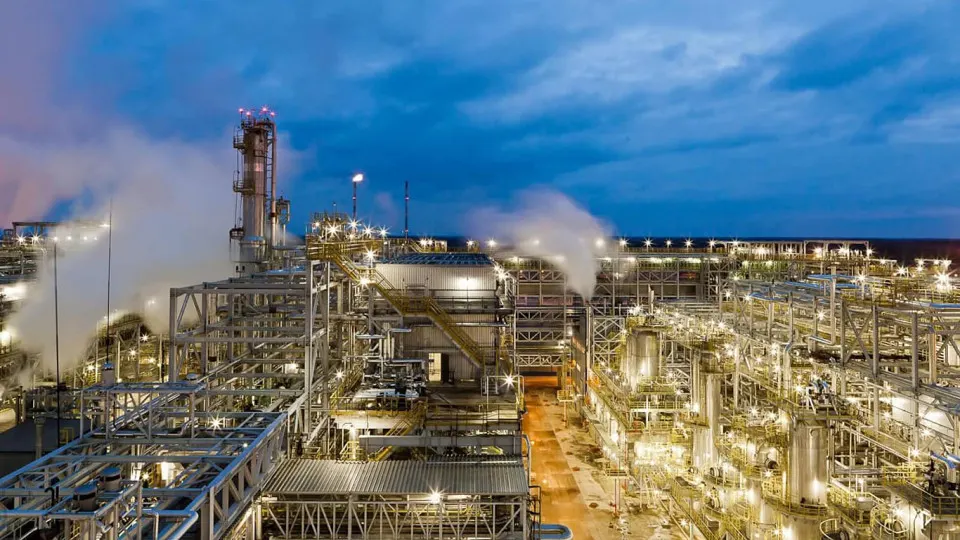 После удара беспилотников 5 мая нефтеперерабатывающий завод «Кинеф» остановил переработку и отгрузку: повреждены основные технологические установки, нефтепровод и резервуары. С начала весны из‑за нападений дронов работу приостановили несколько российских НПЗ.