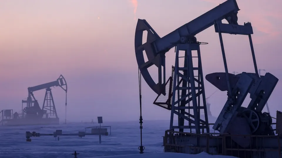 Минэкономразвития прогнозирует четвёртый год снижения нефтедобычи: в 2026 году производство упадёт до 511 млн тонн — минимального уровня с 2009 года. Причины — ухудшение финансового состояния компаний, сокращение бурения, влияние санкций и военных расходов.