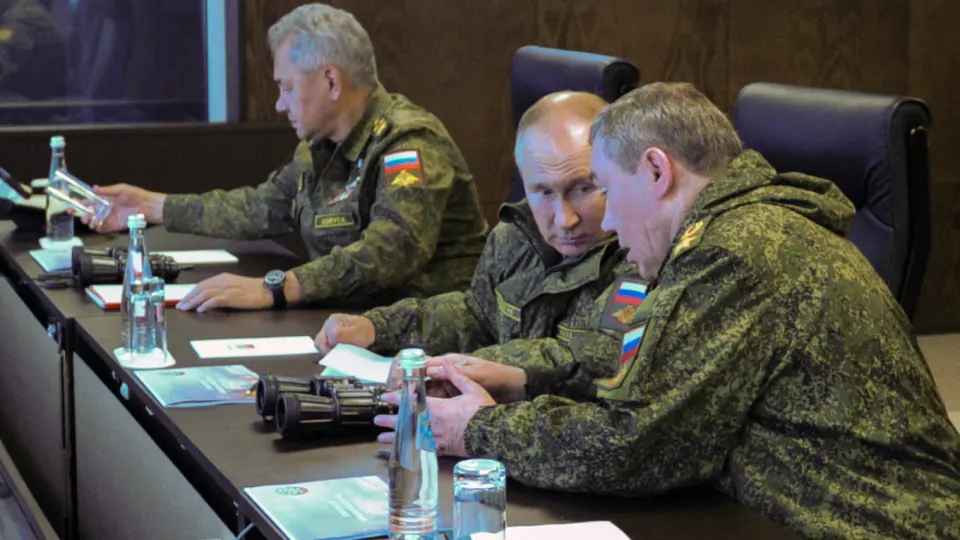 По докладу одной европейской разведслужбы в Кремле выросли опасения заговора против Владимира Путина. В качестве возможного организатора называют бывшего министра обороны Сергея Шойгу. После его отставки в Минобороны прошла серия чисток и арестов, а охрана президента и генералов значительно ужесточена.