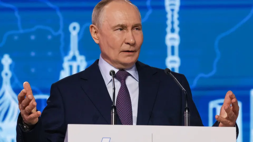 Президент призвал активнее привлекать вернувшихся с фронта в ОПК и другие промышленные отрасли, отмечая их опыт; при этом масштаб ранений и рост числа инвалидов усиливают нагрузку на соцсистему и спрос на протезы.