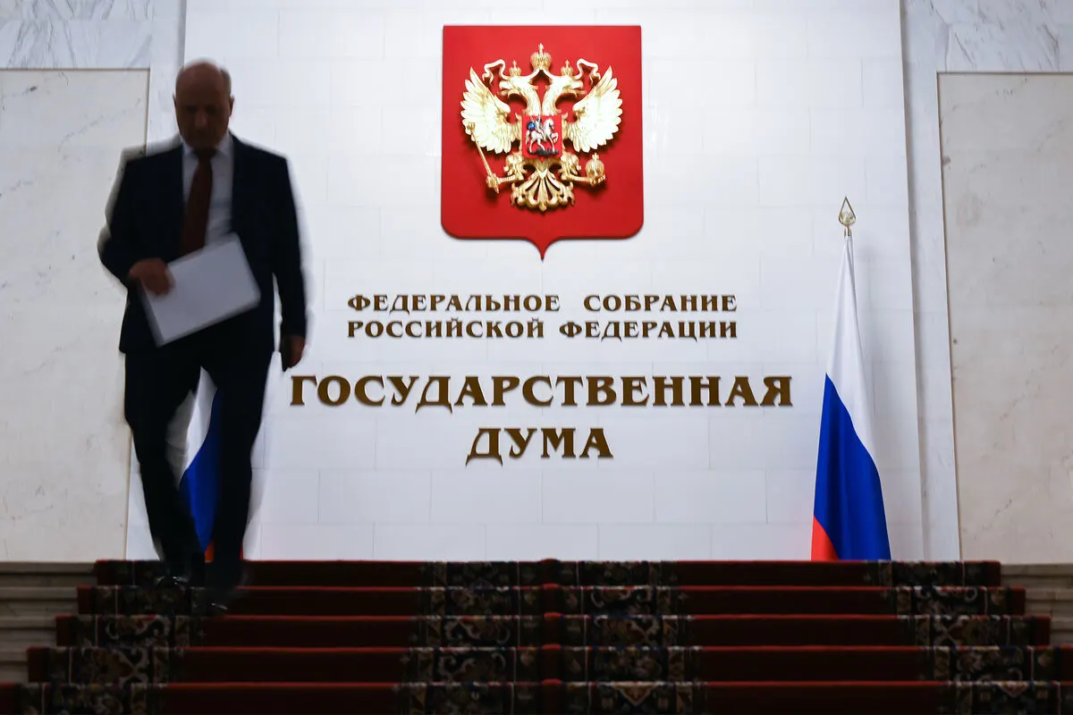 Документ, внесённый в 2024 году и уже прошедший первое чтение, предполагает закрытый перечень нарушений, за которые возможно арестовать имущество россиян, проживающих за границей. Рассмотрение намечено на 26 мая.