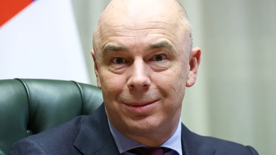 Ведомство оценивает расходные статьи и рассматривает сокращения или поиск дополнительных доходов: дефицит растёт, а накопленные резервы ФНБ и рентные поступления могут не покрыть просроченные обязательства.