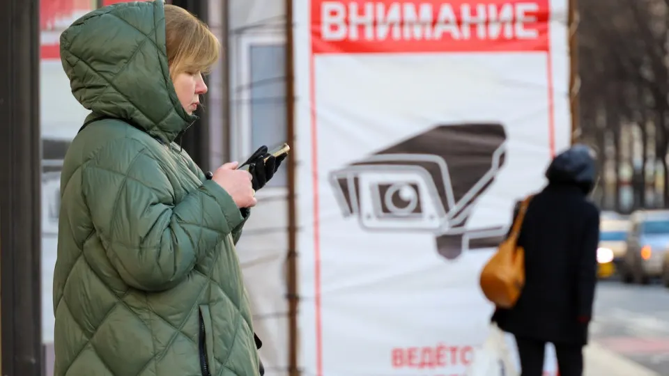 Пользователи заметили, что мессенджер «Мах» без согласия удаляет сообщения со ссылками на ключи для VPN; при повторной отправке аккаунт может быть принудительно отключён. Одновременно государственные сервисы ужесточают ограничения на использование VPN.
