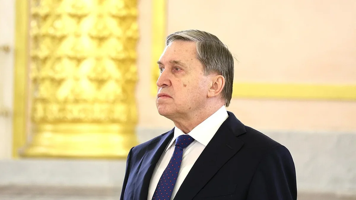 Помощник российского руководителя заявил, что прекращение боевых действий невозможно без вывода войск из Донбасса. По его словам, США продолжают телефонные контакты по урегулированию, а президент готов встретиться при условии достижения окончательных договорённостей о мирном соглашении.