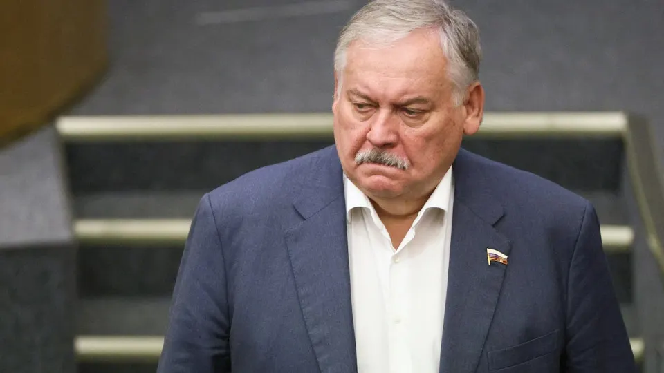 Первый зампред комитета Госдумы Константин Затулин обвинил Латвию и Эстонию в нарушении обещаний при выходе из СССР и в системной дискриминации русскоязычных; это заявление прозвучало на фоне вносимого в Думу закона о защите россиян за рубежом и оценок разведок о возможных рисках эскалации.