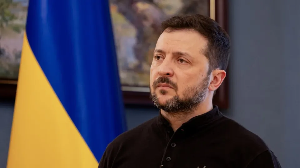 Президент Украины заявил о временной приостановке боевых действий с 00:00 6 мая при условии отсутствия нарушений и призвал Кремль совершить конкретные действия для завершения агрессии.