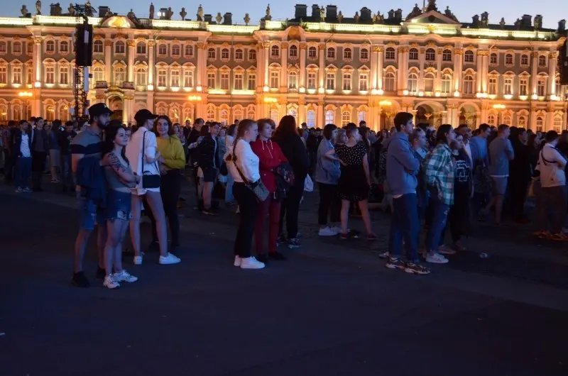 В ночь с 27 на 28 июня в Санкт‑Петербурге пройдёт «Алые паруса — 2026» для около 66 тысяч выпускников. Параллельно государство утвердило 300 приоритетных образовательных программ и увеличило число бюджетных мест; в Смоленске 26–28 июня пройдёт День молодёжи.