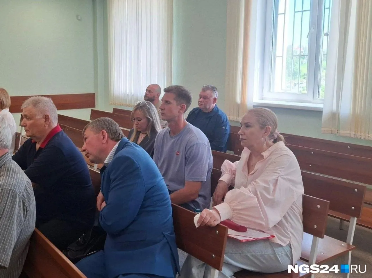 Суд оставил арест на недвижимость родственника экс-мэра, несмотря на заявление, что квартира — единственное жильё и была куплена на личные средства.