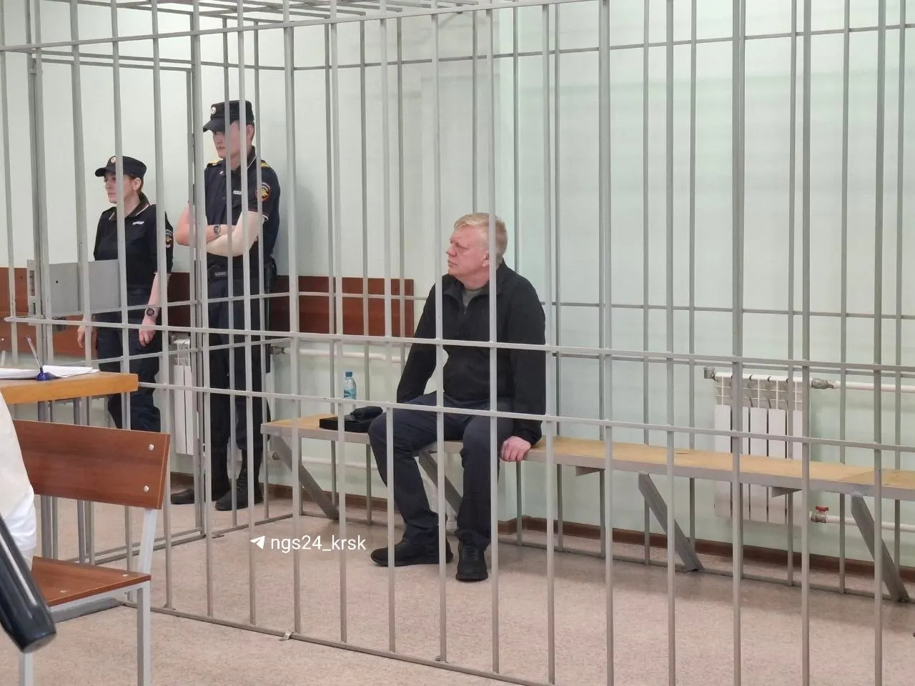 На заседании рассматривают дело бывшего мэра и ещё нескольких фигурантов. Один из обвиняемых содержится в СИЗО, сам Логинов на слушании отсутствует — его этапировали из московского СИЗО, но в Красноярск ещё не доставили.