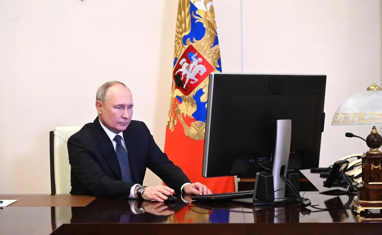 Президент распорядился обеспечить работу «белых списков», чтобы ключевые сервисы — медпомощь, госуслуги и платежи — оставались доступны при ограничениях интернета; ответственность возложена на правительство и ФСБ.