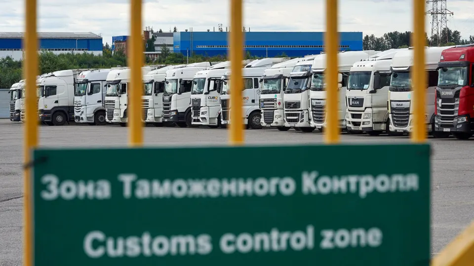 Правительство ввело переходный период для новой системы контроля импорта (СПОТ): предоплата НДС и акцизов пока отменена, упрощённый порядок ввоза продлён до конца августа. Импортёры обеспокоены неопределённостью и возможной зависшей предоплатой.