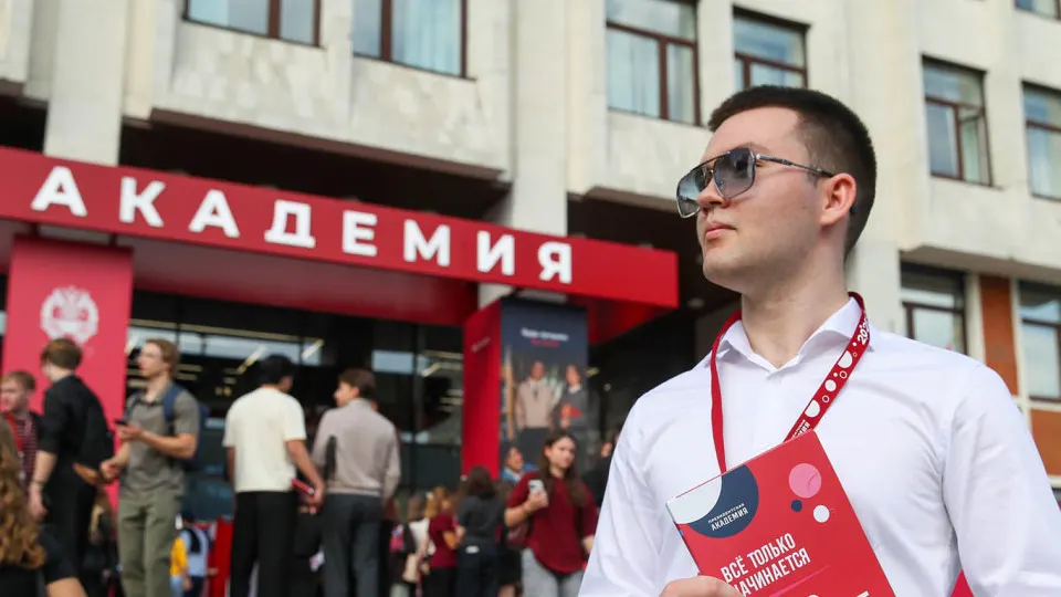 Московский филиал РАНХиГС разослал предложение вступить в добровольный отряд по защите от беспилотников: год службы, месячные выплаты 200 тыс. рублей, премии за сбитые БПЛА и соцгарантии для семей. Параллельно в вузах идёт более широкая кампания по набору студентов в войска беспилотных систем.