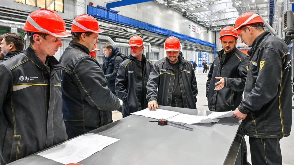 Опрос показал, что 38% работающих россиян регулярно вынуждены перерабатывать — в среднем по семь часов в неделю; многие переработки не оформляют и не получают полной компенсации.