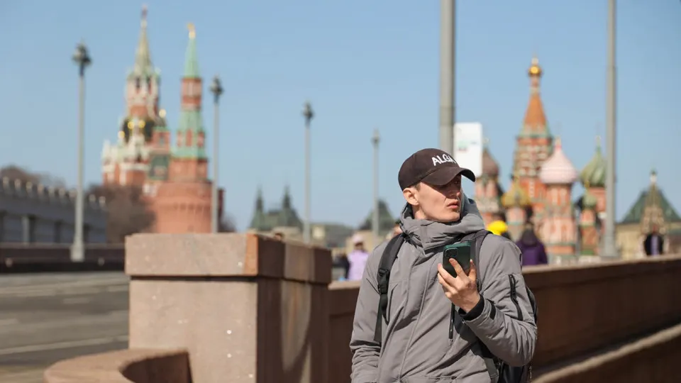 Правительство разрабатывает постановление о единой информационной системе идентификаторов мобильных устройств (IMEI). Операторы обязаны будут вносить данные о телефонах и блокировать SIM‑карты скомпрометированных устройств; документ должен вступить в силу 1 марта 2027 года.