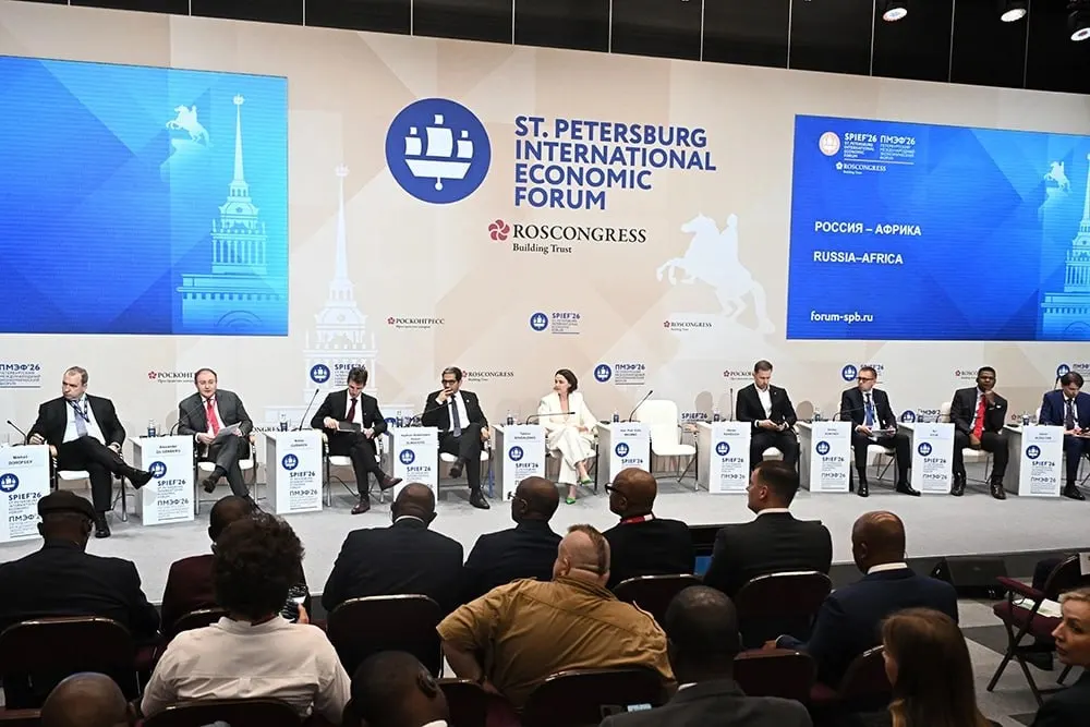 На форуме отметили рост контактов: за полтора года Россию посетили 17 африканских лидеров, товарооборот достиг $27 млрд, третий саммит запланирован в Москве на 28–29 октября.