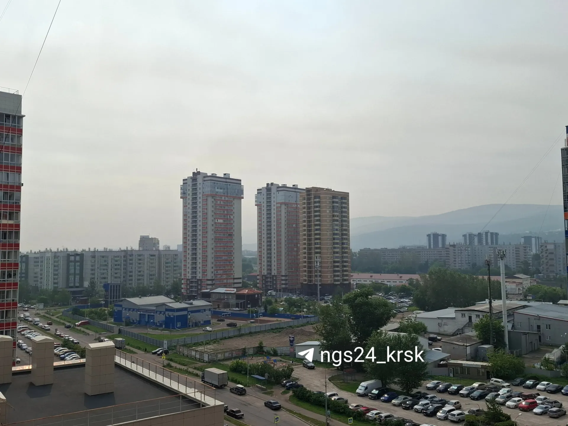 Власти обещают отменить режим НМУ сегодня в 19:00. При этом датчики показывают ухудшение качества воздуха в отдельных районах — превышения ПДК по сероводороду и аммиаку зафиксированы в нескольких точках.
