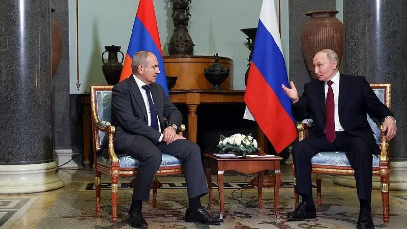 1 июня президент России позвонил премьер‑министру Армении: поздравил с днём рождения и обсудил результаты заседания Высшего евразийского экономического совета, прошедшего 29 мая в Астане.