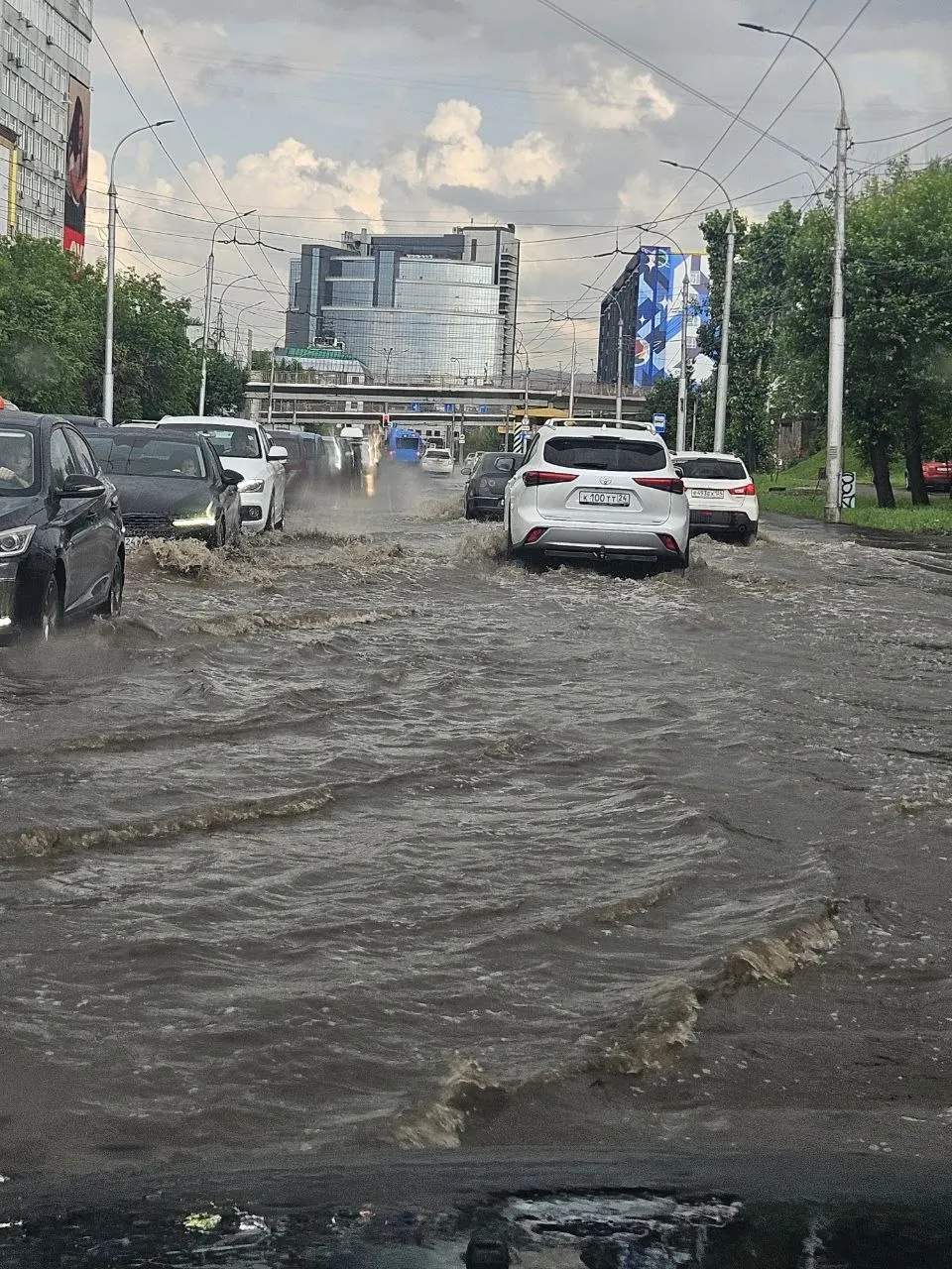 Житель Красноярска прислал фото подтопленной проезжей части на улице Маерчака. В администрации заявили, что ливнёвая канализация работает, но при таком объёме осадков вода уходит не сразу.