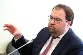 Максут Шадаев на IT‑завтраке в рамках ПМЭФ‑2026 заявил, что внедрение механизмов возрастной идентификации в цифровые платформы — приоритет ближайшего времени; Минцифры изучает опыт зарубежных сервисов для возможного внедрения.