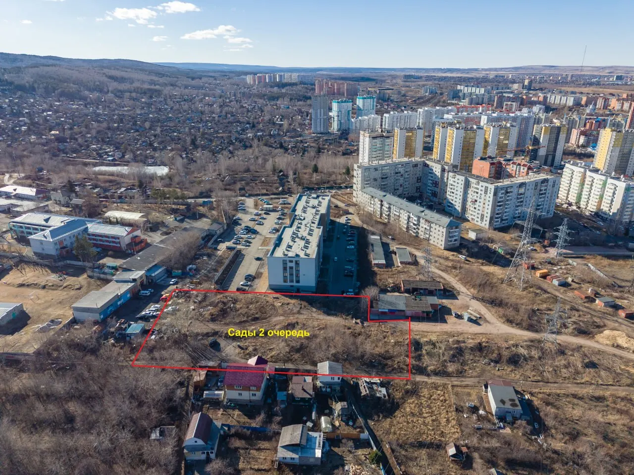 Первая очередь на улице Сады уже готова. На продажу выставлено право аренды участка под вторую очередь — начальная цена 50 млн ₽, торги назначены на 10 июля.