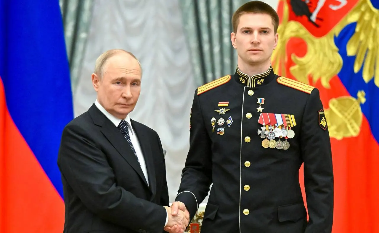 В Кремле президент лично наградил Ивана Берестовского «Золотой Звездой» Героя России — за мужество в ходе специальной военной операции: он дважды ранен, уничтожил три «Леопард-2» и участвовал в освобождении более 40 населённых пунктов.