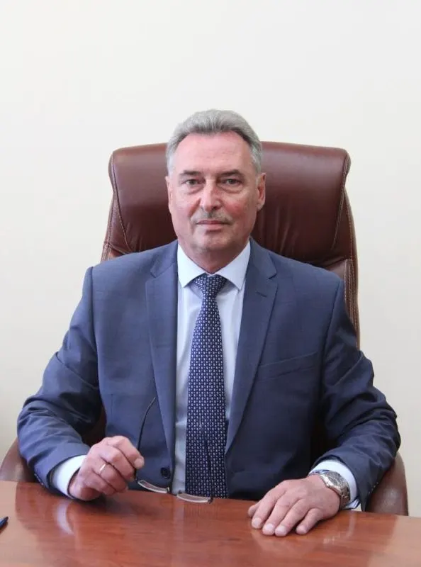Он исполнял обязанности с апреля 2026 года. Ранее Эйдемиллер работал в администрациях Тасеевского района и Зеленогорска, возглавлял краевое агентство по ГО и ЧС.