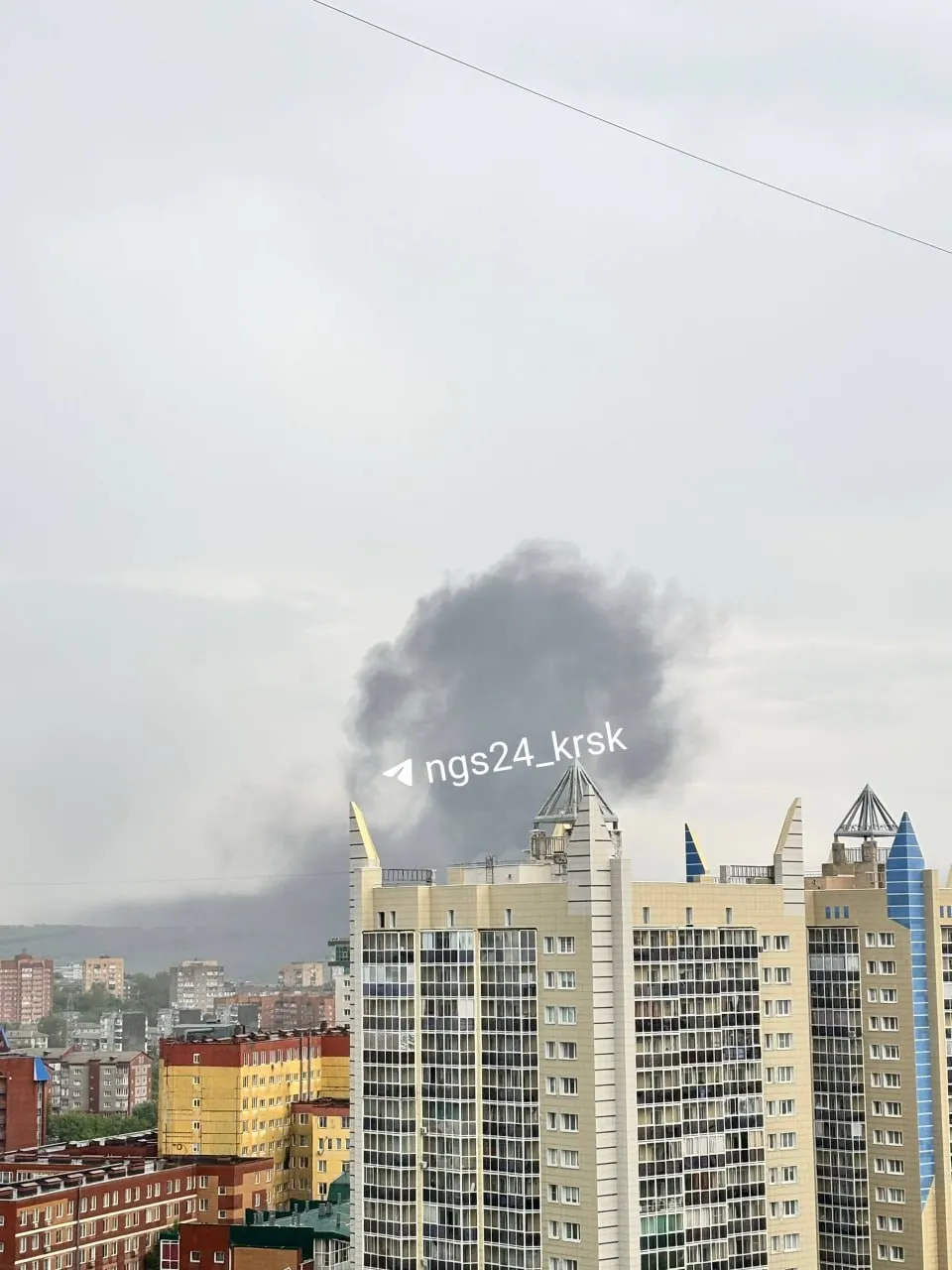 В районе дома на Калинина, 73А произошло возгорание на складе. По предварительным данным, людей внутри нет, на месте работают спасатели.