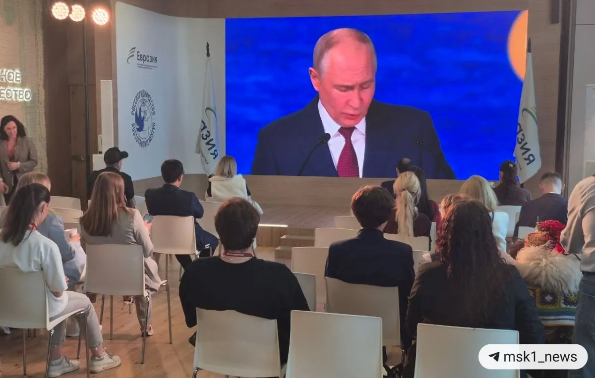 Президент заявил о смещении экономического веса в пользу стран Глобального Юга, росте роли БРИКС и уменьшении вклада G7 в мировую экономику.