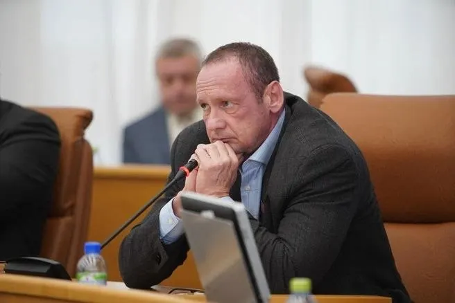 Бывший член горсовета опубликовал сгенерированное видео с образом проводов задержанного экс-мэра в Лефортово и записал в блокнот фразу «Я иду!». Закон не лишает права вновь баллотироваться.