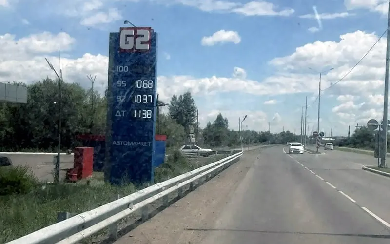 В нескольких сибирских регионах розничные цены на топливо резко выросли: в Туве и в ряде населённых пунктов Иркутской области литр бензина превышает 100 рублей, на отдельных АЗС — более 130–140 рублей. Власти говорят о логистических причинах и договариваются о поставках, депутаты обращаются в ФАС.
