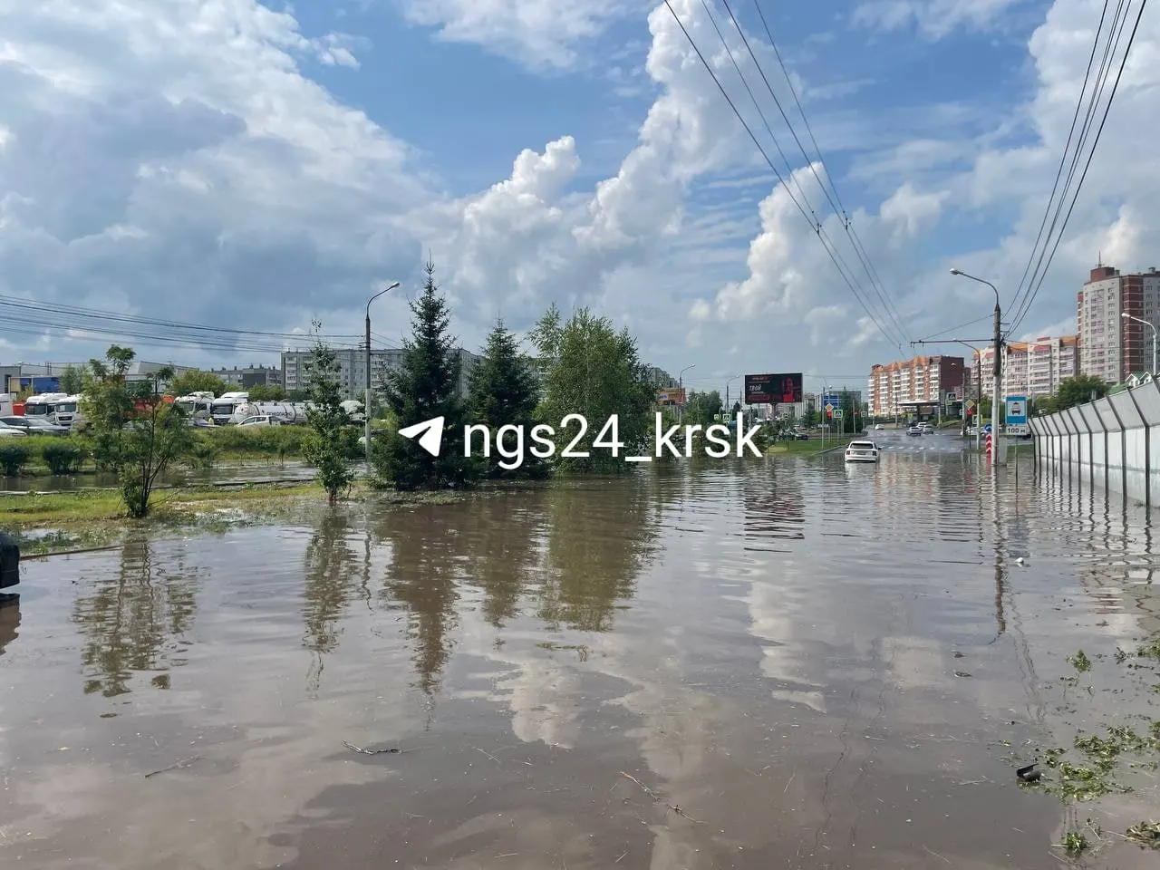 Во время короткого, но сильного ливня в двух районах Красноярска подтопило несколько улиц: Комсомольский, Авиаторов, 9 Мая и соседние. На месте работают откачивающие машины, движение осложнено.
