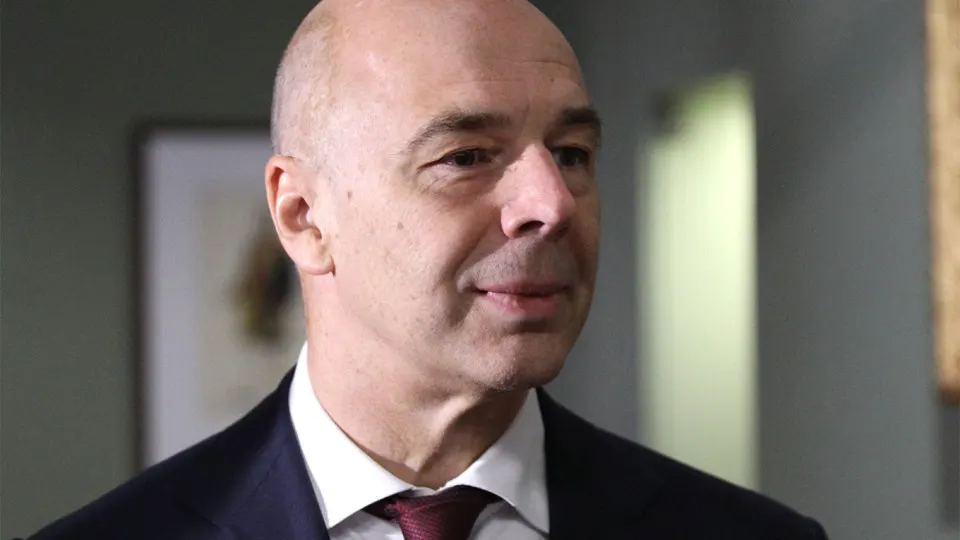 Министр финансов заявил на ПМЭФ, что отдельного фонда для защиты предприятий топливно‑энергетического комплекса от атак беспилотников создаваться не будет: компании должны закупить необходимое оборудование за свой счёт. Одновременно формируется перечень средств защиты; убытки и сокращение переработки уже сказались на предложении топлива и ценах.
