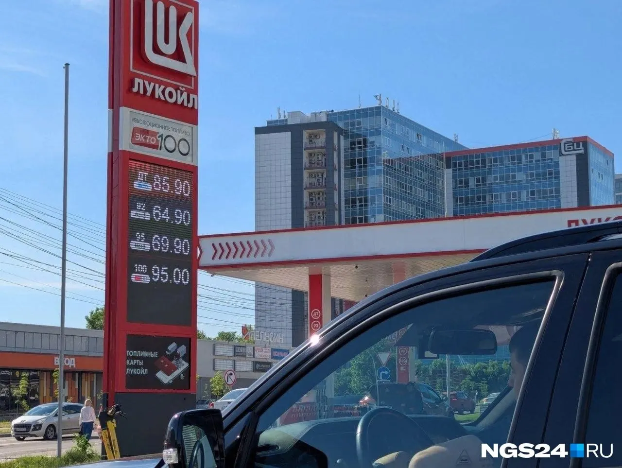 По данным Красноярскстата, за год средняя цена бензина в крае выросла на 13,7%. Месячный и годовой рост существенно опережают общую инфляцию.
