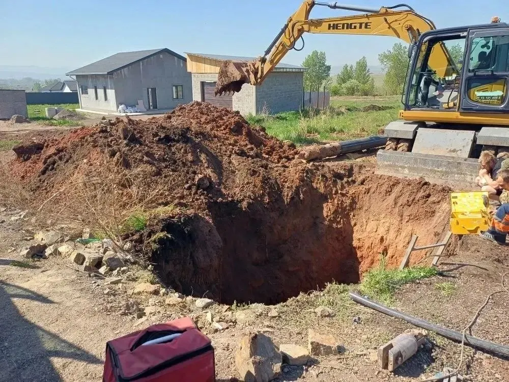 После аварии на сетях водоснабжение в Солонцах и нескольких СНТ пропало 30 мая. Трубы частично отремонтировали, но повреждение нового трубопровода не позволило восстановить подачу во все дома; подвоз воды не организован.