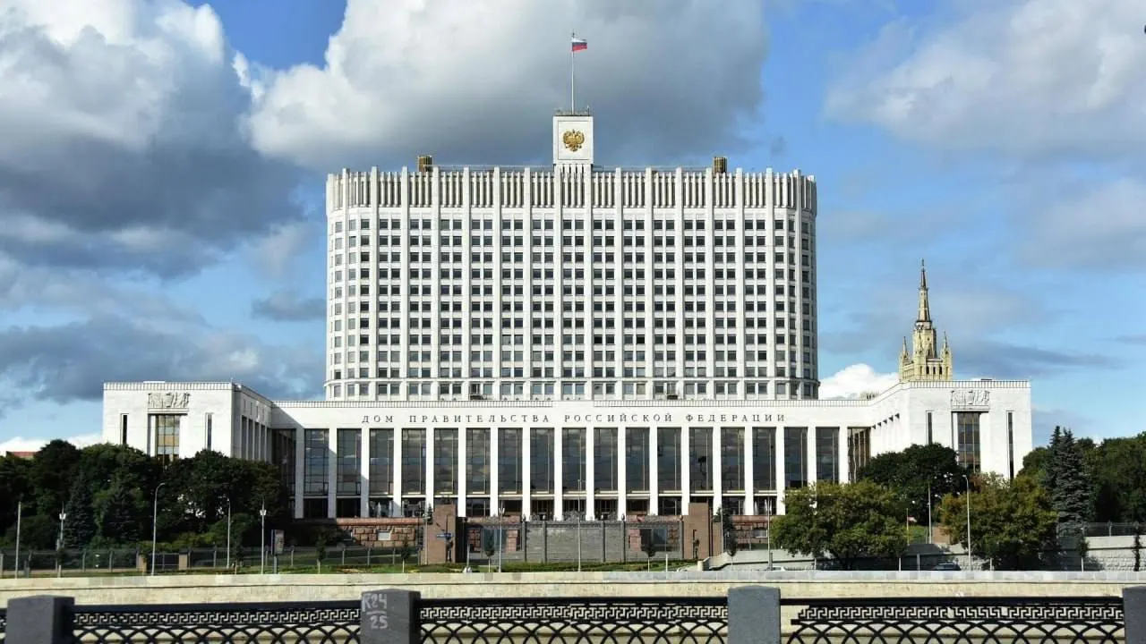 В Госдуму внесён законопроект о полной или частичной компенсации утильсбора семьям с тремя и более детьми, но в правительстве раскритиковали инициативу из‑за дополнительных расходов и отсутствия источников финансирования.