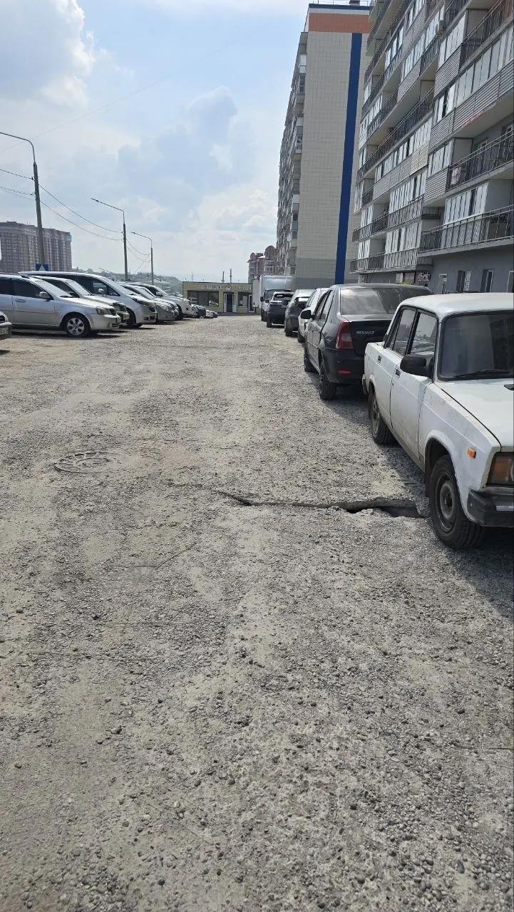 В третьем микрорайоне Солнечного на улице 60 лет Образования СССР появился новый провал в бетонном покрытии рядом с домом №26б. Жители обеспокоены разрушением дорожного полотна и возможной опасностью.
