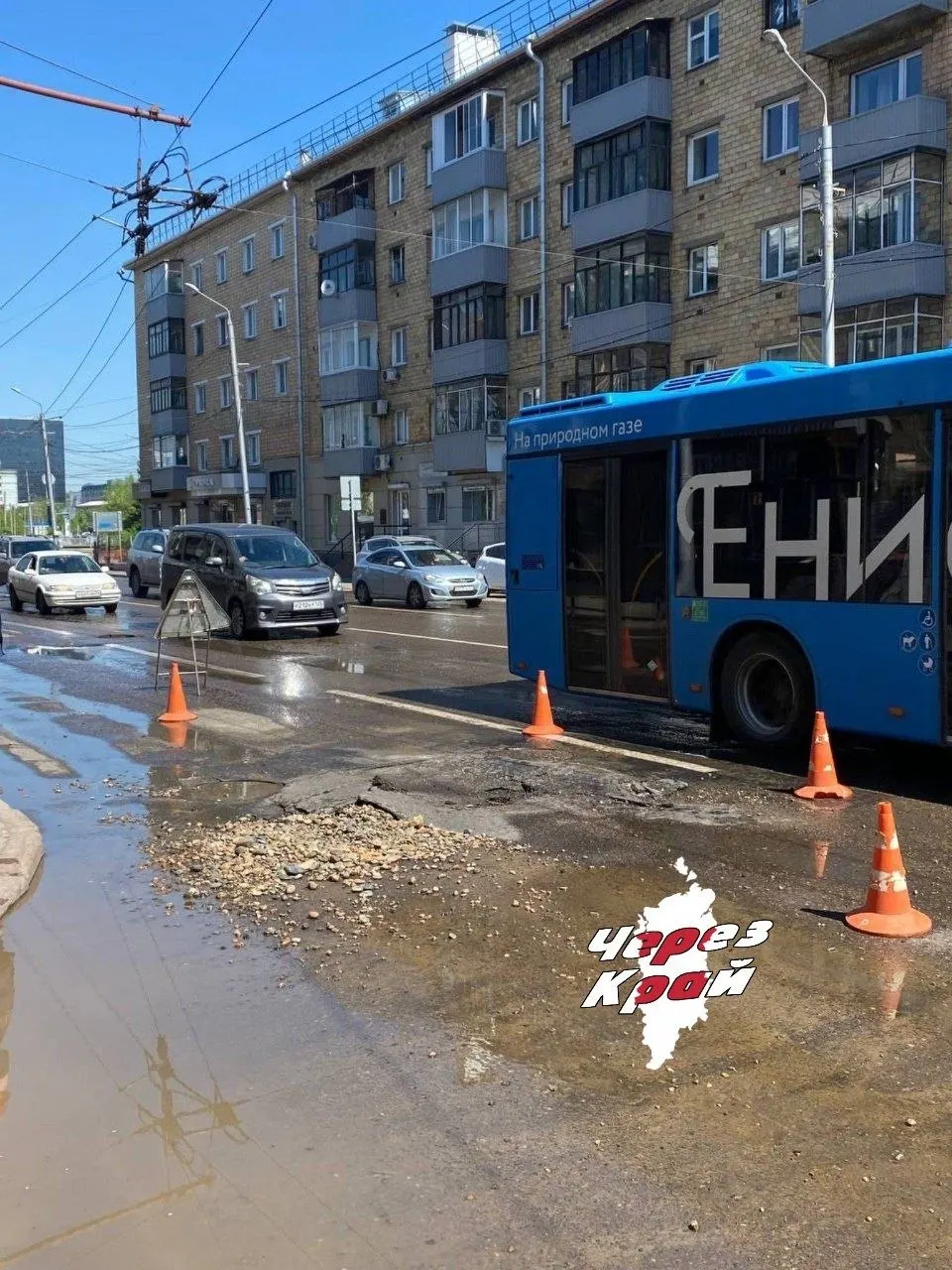 Рядом с домом №27 на улице Профсоюзов образовался провал асфальта. Участок дороги между перекрёстком с Лениной и Музтеатром затоплен, движение частично ограничено.