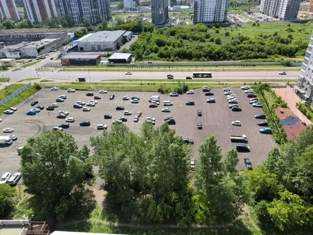 В микрорайоне Тихие Зори обустроили стоянку на месте пустыря: площадку привели в порядок приблизительно за месяц, разметку нанесут в конце июля. Ранее жители жаловались на нехватку бесплатных парковочных мест.