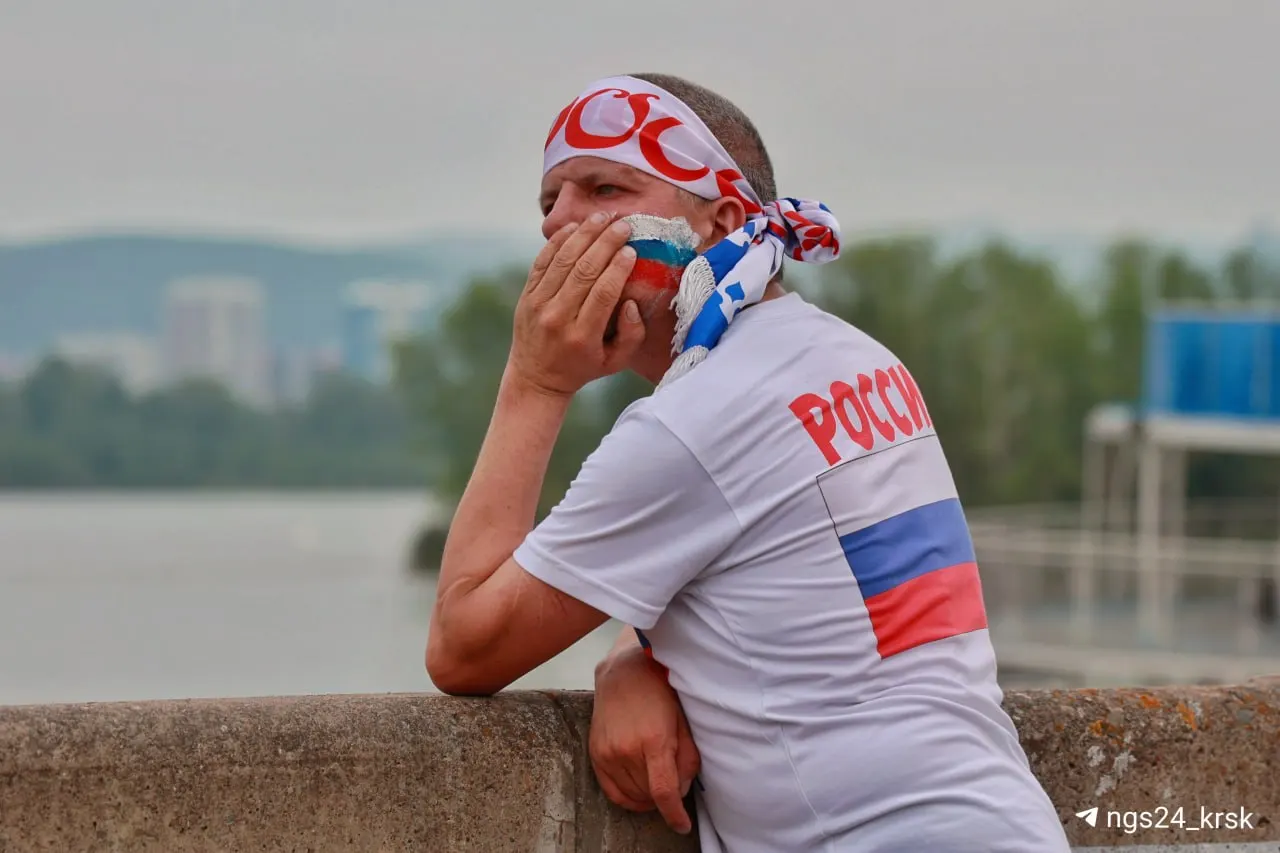 На набережной прошёл семейный праздник: дети играли в шашки и рисовали на асфальте, взрослые соревновались в конкурсах на лучшую бороду и самую длинную косу.
