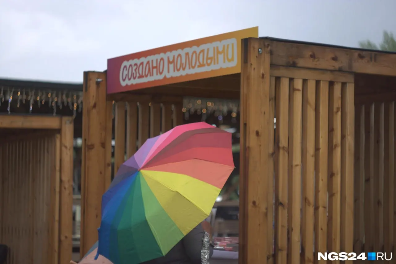 На острове Татышев прошёл масштабный праздник с мастер‑классами, зонами встречи с врачами и спасателями, культурной площадкой и вечерней программой — финал вечера осложнила непогода. Фотографии с места событий показывают всё — от первых гостей до окончания праздника.