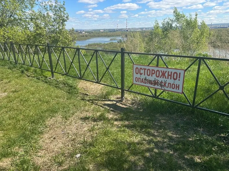 В сквере, благоустроенном три года назад за 128 млн рублей, появились провалы грунта. Специалисты рекомендовали ограничить доступ к детской и спортивной зонам; работы по укреплению склона могут начаться не раньше следующего лета.