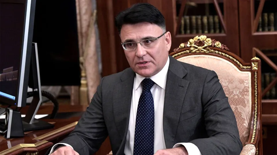 Гендиректор крупного медиахолдинга и известные деятели культуры выступают за квотирование иностранного кино, предлагая освободить экранное время для российских лент и ввести финансовые механизмы поддержки индустрии.