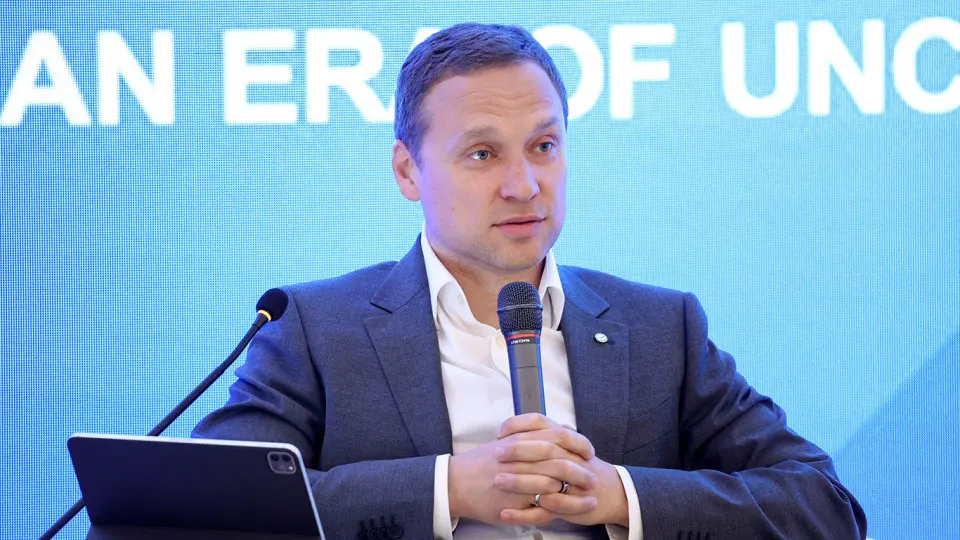 Сбербанк констатирует, что население сохраняет повышенные объёмы наличности вне банковской системы: деньги не возвращаются через инкассацию, банкоматы и терминалы. Власти планируют усилить налоговый контроль, что может ещё больше ускорить перевод расчётов в «кэш».