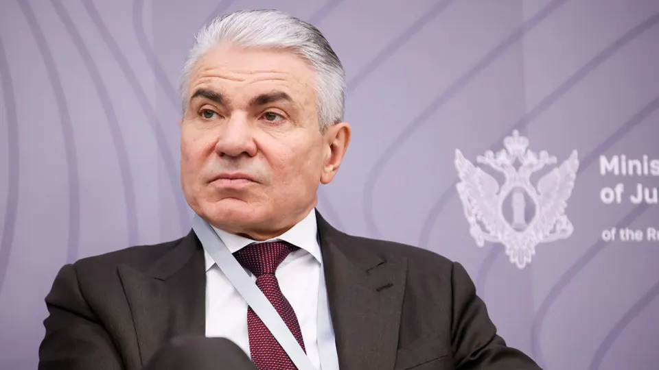 Заместитель министра юстиции заявил о необходимости обязать разработчиков нейросетей устанавливать механизмы, защищающие суверенитет и не позволяющие моделям повторять вредоносную деятельность. Предлагается возложить ответственность на владельцев ИИ и ввести административную, уголовную или финансовую ответственность.