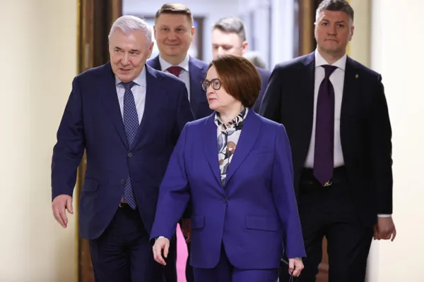 На совещании у президента обсуждали меры по снижению инфляции и возможное уменьшение ключевой ставки. Глава Центробанка отсутствует уже около недели; в пресс-службе регулятора сообщили, что она на больничном.