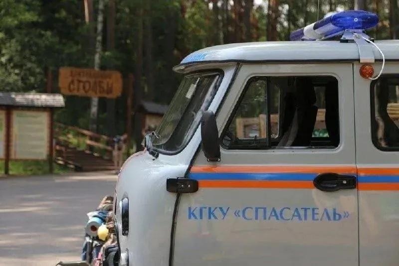 66‑летняя женщина упала у Центрального входа на Столбах, обратилась к дежурившим спасателям. Ей заподозрили повреждение позвоночника и возможное сотрясение, пострадавшую передали медикам Свердловской больницы.