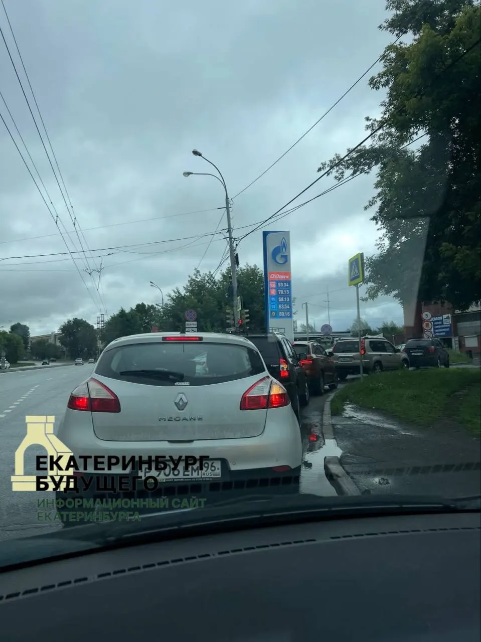 Президент впервые публично прокомментировал дефицит топлива и очереди на заправках, сославшись на запасы и обещав рост производства, но без объявления срочных мер. В Свердловской области власти утверждают, что дефицита нет, тогда как жители сообщают о пустых колонках и инцидентах из‑за очередей.