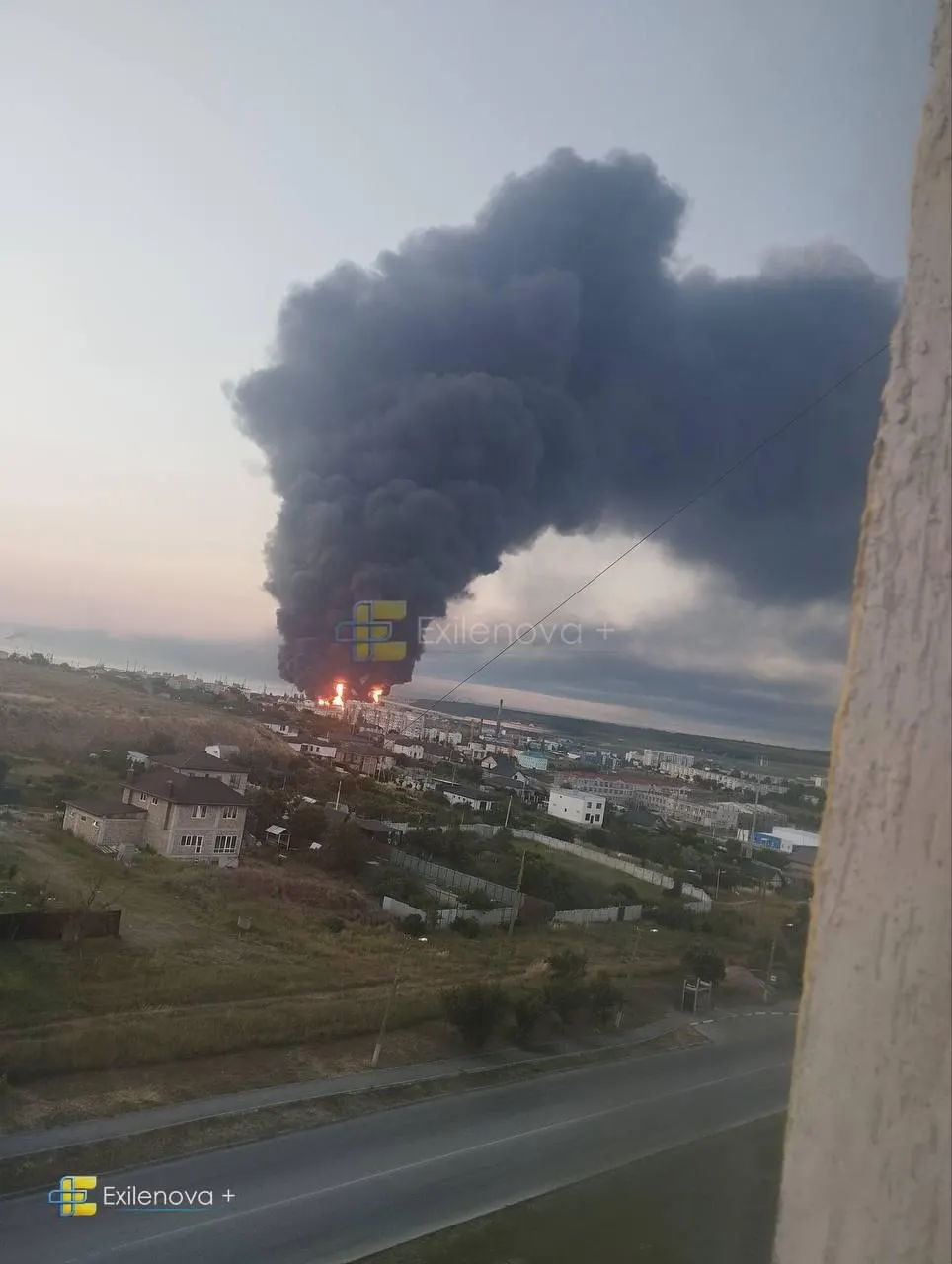В результате удара беспилотников в районе Керченского пролива и прилегающих территорий погибли несколько человек, десятки получили ранения; зафиксированы пожары и повреждения инфраструктуры.