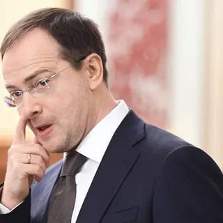 Помощник президента выступил за систему распределения и трудовых контрактов для выпускников бюджетных мест. Инициатива вызывает опасения об ограничении свободы выбора молодых специалистов и эффективности мер по заполнению вакансий в регионах.